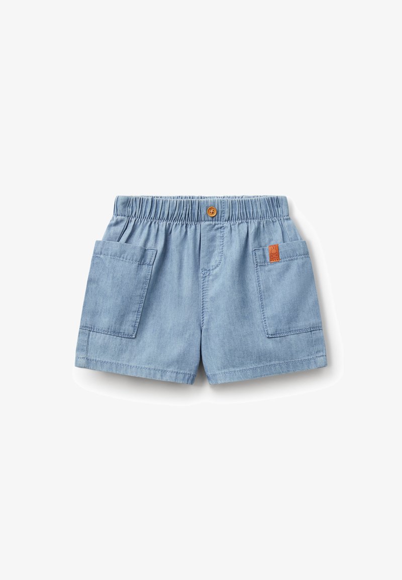 Shorts di denim azzurro chiaro con vita elastica, chiusura a un bottone e due tasche frontali. Presenta un piccolo tag in pelle sulla vita.