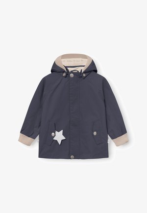 Kinderregenmantel in Marineblau mit Kapuze, beige Futter und Bündchen, Druckknopfverschluss vorne, Klappentaschen und sternförmigem reflektierendem Detail an der Tasche.