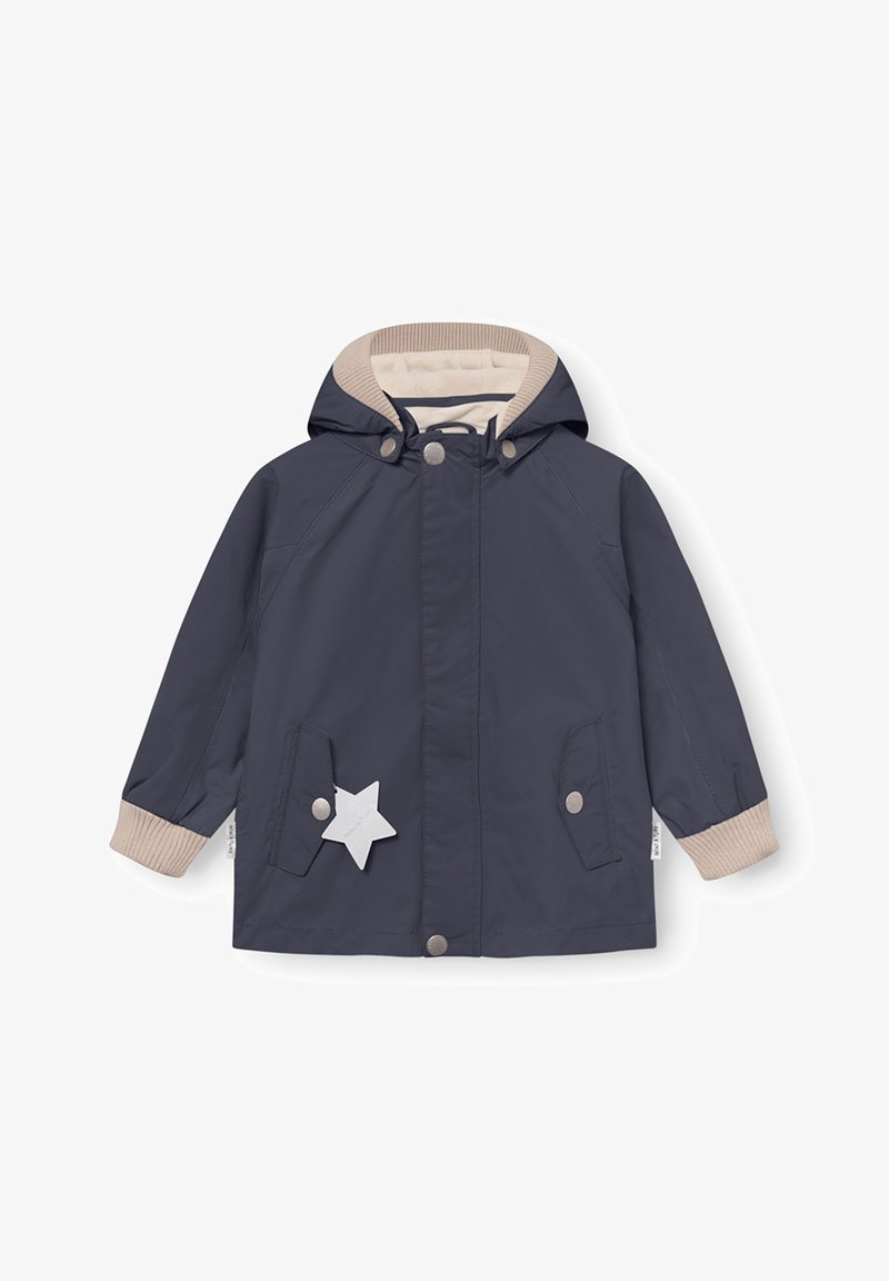 Otroški mornarsko modri trenčkot z rjavo-bež podlogo in manšetami, z zapenjanjem na pritisne gumbe spredaj, žepi z zložki ter odsevnim detajlom v obliki zvezde na žepu.