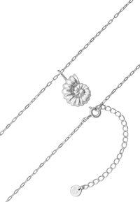 Sidabrinė apyrankė su sukurtu amonito formos pakabučiu, turinčiu tekstūruotą paviršių, sujungta grandinė ir omaro užsegimas su mažąja apvalia pakabuką.