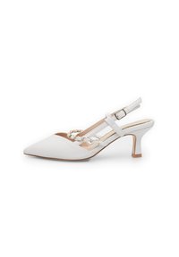 Baltas slingback apavu ar norādītu purngalu, sintētisks materiāls, zems papēdis, dekoratīvs ķēdes akcents un regulējama siksna. Gluda tekstūra.