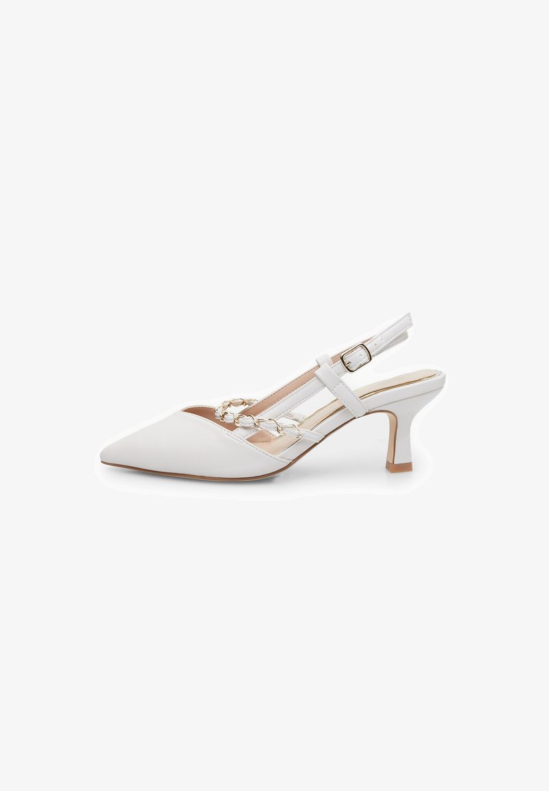 Valkoinen slingback-kengät teräväkärkisellä muotoilulla, keinomateriaalista, matalalla korolla, koristeelliset ketjuaccentit ja säädettävä remmi. Suoran sileä pinta.
