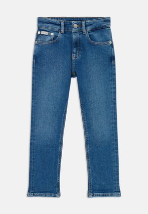 Jean en denim bleu avec une coupe droite, dotée d'un bouton de fermeture, de passants de ceinture et de deux poches avant. Texture lisse et coutures minimales.