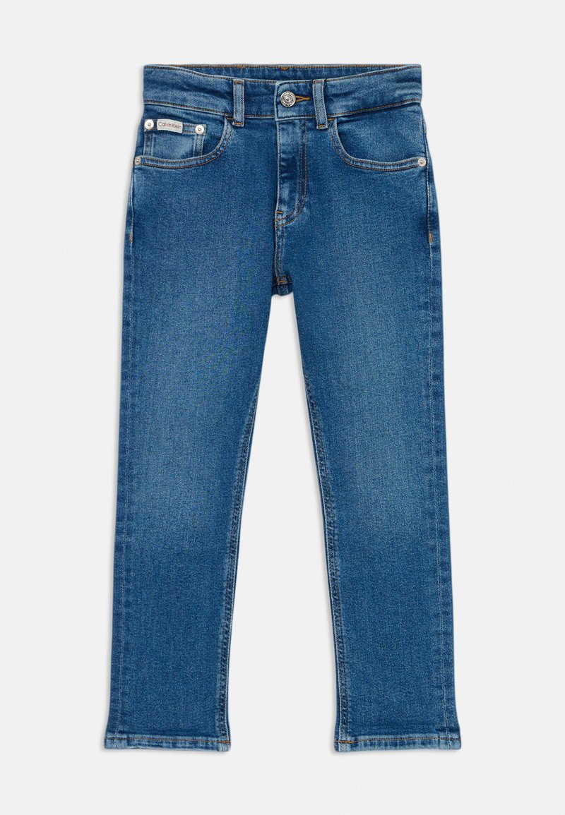 Jean en denim bleu avec une coupe droite, dotée d'un bouton de fermeture, de passants de ceinture et de deux poches avant. Texture lisse et coutures minimales.