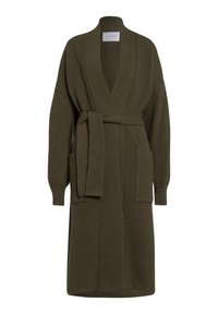 Olive zielony sweter o splocie z długimi rękawami, głębokim dekoltem w serek, przednimi kieszeniami i dopasowanym paskiem. Posiada całkowity prążkowany wzór.