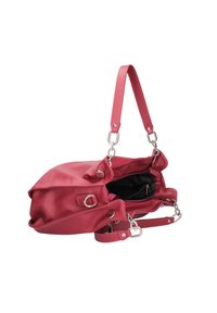 Borsa a tracolla in pelle rossa con ferrature in argento, una singola tracolla regolabile e una parte superiore aperta che rivela un interno nero.