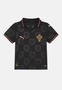 Čierny futbalový dres s krátkym rukávom so zeleným a červeným lemovaním, zlatým logom Puma a vzorom a odznakom tímu Portugalska na prednej strane.