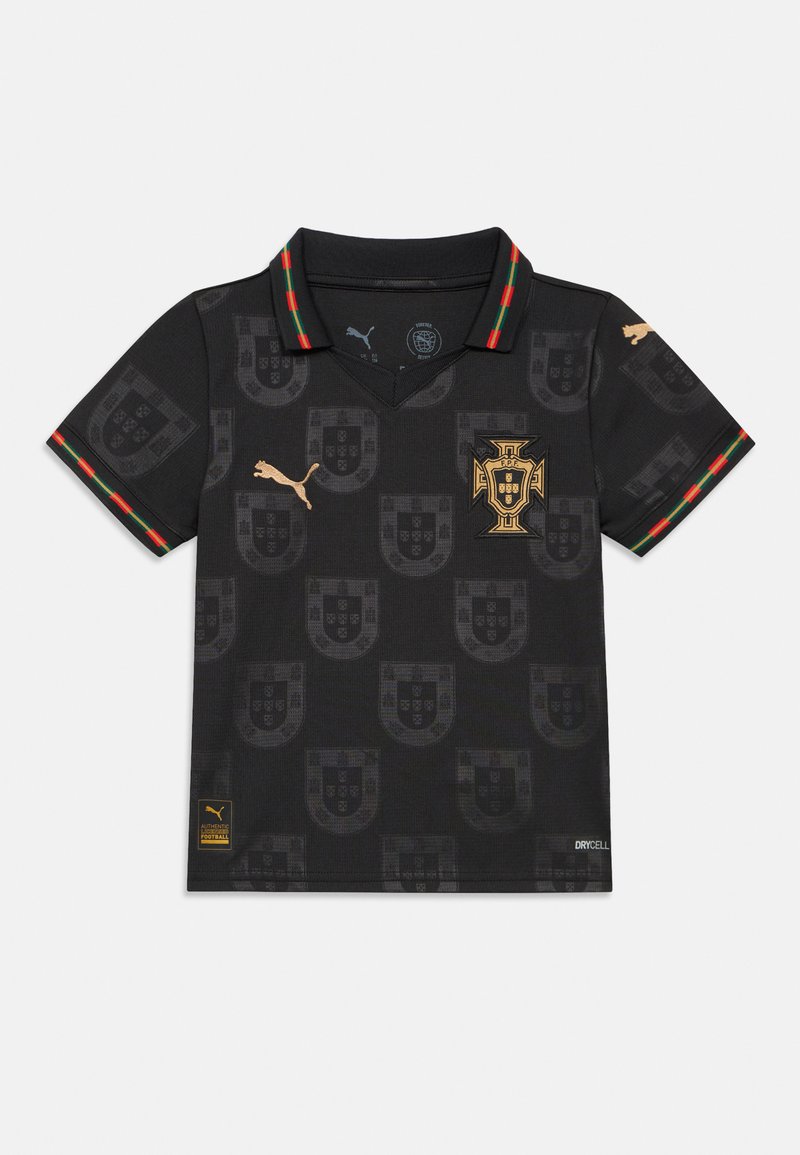 Čierny futbalový dres s krátkym rukávom so zeleným a červeným lemovaním, zlatým logom Puma a vzorom a odznakom tímu Portugalska na prednej strane.