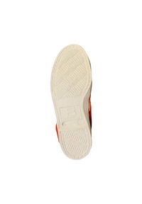 Baskets de sport rouges avec une semelle en caoutchouc blanc, présentant des motifs de tread texturés et un logo en relief sur la semelle.