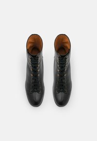 Chie Mihara MAIDA - Botins de atacadores - black