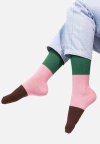 Kolorowe skarpetki z brązowym palcem, różową częścią środkową i zielonym ściągaczem. Wykonane z gładkiego, elastycznego materiału, o klasycznym wzorze.