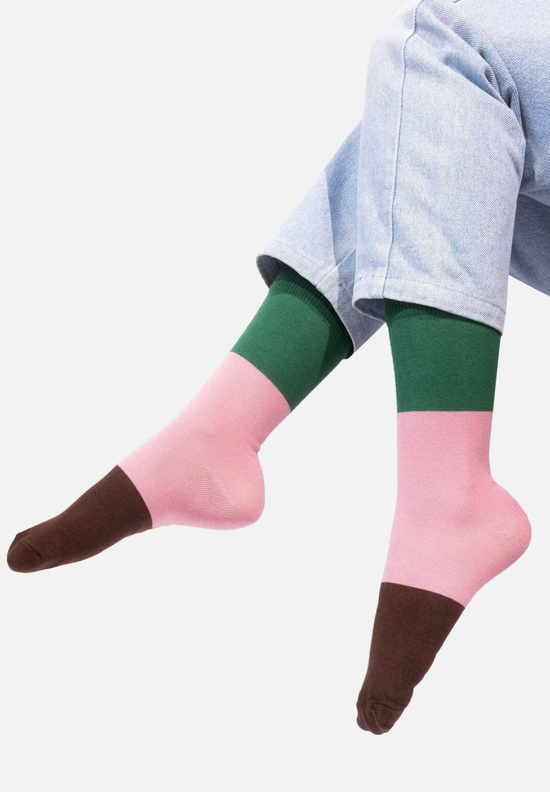 Kolorowe skarpetki z brązowym palcem, różową częścią środkową i zielonym ściągaczem. Wykonane z gładkiego, elastycznego materiału, o klasycznym wzorze.