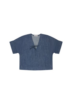 Blauwe denim blouse met korte mouwen, wijde snit, diepe V-hals en knoopsluiting aan de voorkant, plat gelegd op een witte achtergrond.