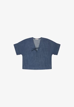 Blauwe denim blouse met korte mouwen, wijde snit, diepe V-hals en knoopsluiting aan de voorkant, plat gelegd op een witte achtergrond.