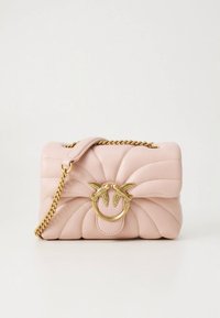 Prešivana ružičasta kožna torba sa zlatnim lancem, kopčom u obliku kružnog prstena s motivima ptica i strukturiranim pravokutnim oblikom.