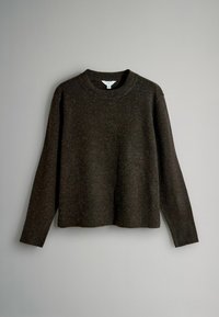 Tmavě hnědý pletený svetr, kulatý výstřih, dlouhé rukávy, volný střih, texturovaná látka s mírným leskem a žebrované manžety a výstřih.