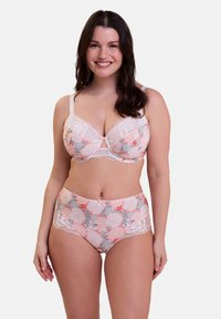 Ensemble de lingerie en dentelle florale avec un schéma de couleurs rose et blanc, présentant des motifs floraux délicats, des bretelles ajustables et une texture douce.