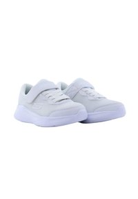 Zapatilla blanca con parte superior de malla, cordones planos y tira de velcro. Punta redondeada, suela acolchada y acentos texturizados en el cuerpo. Diseño de perfil bajo.