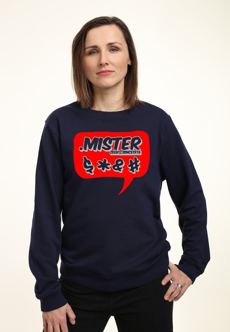 Felpa navy con una grafica a forma di fumetto rosso. Il testo recita ".MISTER ZEEK@SINCE1976" con vari simboli. Materiale in cotone, design a girocollo.