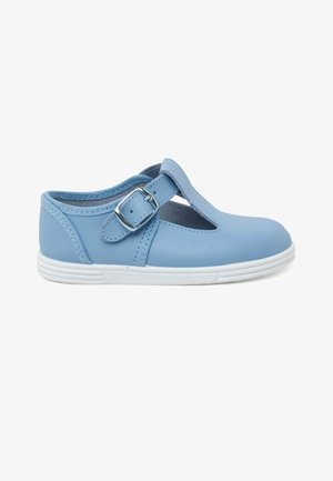 Chaussures en cuir bleu avec un design à lanières en T, dotées d'une boucle en argent et d'une semelle en caoutchouc blanche. Texture lisse et bout rond.