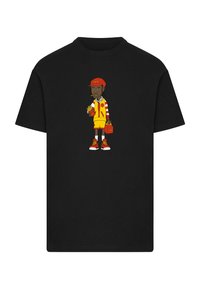 Sort kortærmet t-shirt med en tegneseriefigur i gul og rød påklædning, der holder pomfritter og en drink, med en kasket og sneakers.