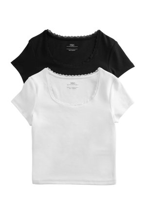 Dwa bawełniane topy z krótkim rękawem, jeden czarny i jeden biały, każdy z falowanym koronkowym wykończeniem wokół okrągłego dekoltu.