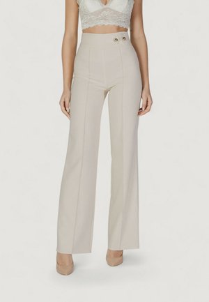 Pantaloni palazzo beige chiaro a vita alta, con gamba ampia, dotati di bottoni dorati e cuciture verticali per una struttura e una vestibilità sartoriale.