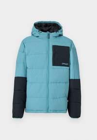 Giacca imbottita teal con maniche inferiori nere, tasca sul petto nera con zip, cappuccio e chiusura centrale con zip. Logo Oakley sulla tasca del petto.