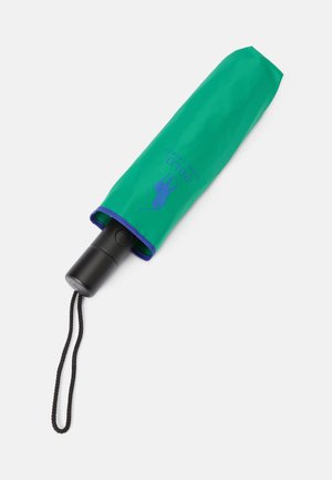 Umbrelă verde compactă cu un accent violet și un mâner negru, dotată cu un sistem de șnur pentru o transportare ușoară. Branding pe husă.