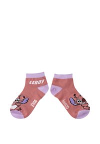 Paire de chaussettes basses roses avec talon, orteil et bordure violets, présentant un visage de chien en dessin animé et le texte "Leroy" et "21EO".