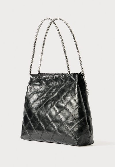 Must mustriline nahan nahofe seon kärlehele nabel, hõbedane riistvara ja pehme, tekstuuriga viimistlus koos laheda silueti ja kukkuva kuju.