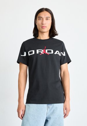 Jordan AIR STRETCH CREW - Apdrukāts T-krekls - black/white/gym red