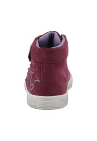 Lilla sametist kõrgema säärega sneakers valge kummist tallaga, külgedel hõbedased tähe tikandid ja hook-and-loop kinnitus.