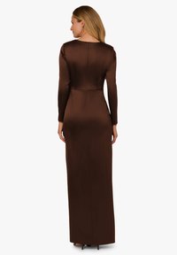 Długa brązowa suknia satynowa z długimi rękawami, okrągłym dekoltem i dopasowaną sylwetką. Zamek błyskawiczny z tyłu i gładka tekstura.