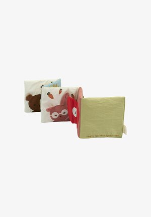 Knyga iš audinio su minkštais puslapiais, vaizduojanti gyvūnų personažus, pastelinių spalvų ir išsiuvinėtų detalių. Apima raštus, tokius kaip morkos, ir tekstinius akcentus.