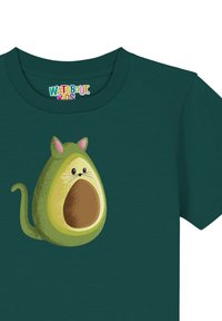 Türkises Baumwoll-T-Shirt mit einem Cartoon-Avocado, die Katzenohren und Gesichtszüge hat, einschließlich eines braunen Kerns und einer grünen Hauttextur.