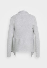 Grå ribbet strikcardigan med lange ærmer, en sjalkrave og sidesplitter. Stoffet har en blød tekstur og et sømløst design.
