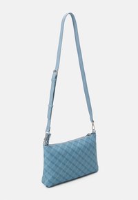 Světlomodrá crossbody taška vyrobená z texturovaného materiálu, s geometrickým vzorem a nastavitelným popruhem s kovovými stříbrnými prvky.