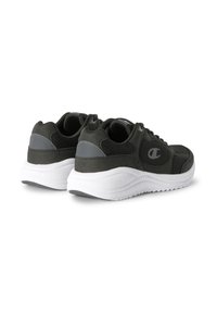 Czarne buty sportowe z meshu i zamszu, biała gumowa podeszwa, z szarymi akcentami i teksturowanymi detalami na pięcie i języku.