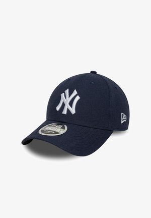 Donkerblauwe honkbalpet met wit, verstrengeld NY-logo aan de voorkant, gebogen klep en verstelbare band, afgebeeld tegen een witte achtergrond.