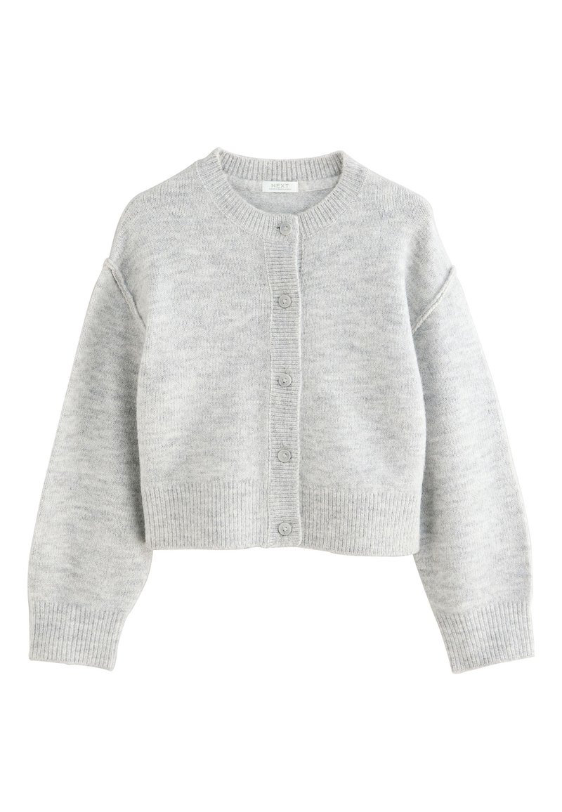 Cardigan tricoté gris clair avec manches longues, col rond, poignets et ourlet côtelés, et fermeture devant à cinq boutons.
