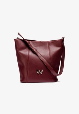 Bordowa skórzana torba typu tote o teksturowanym wykończeniu, z zamkiem błyskawicznym na górze i srebrnym logo "W" na przedzie. W zestawie regulowany pasek.