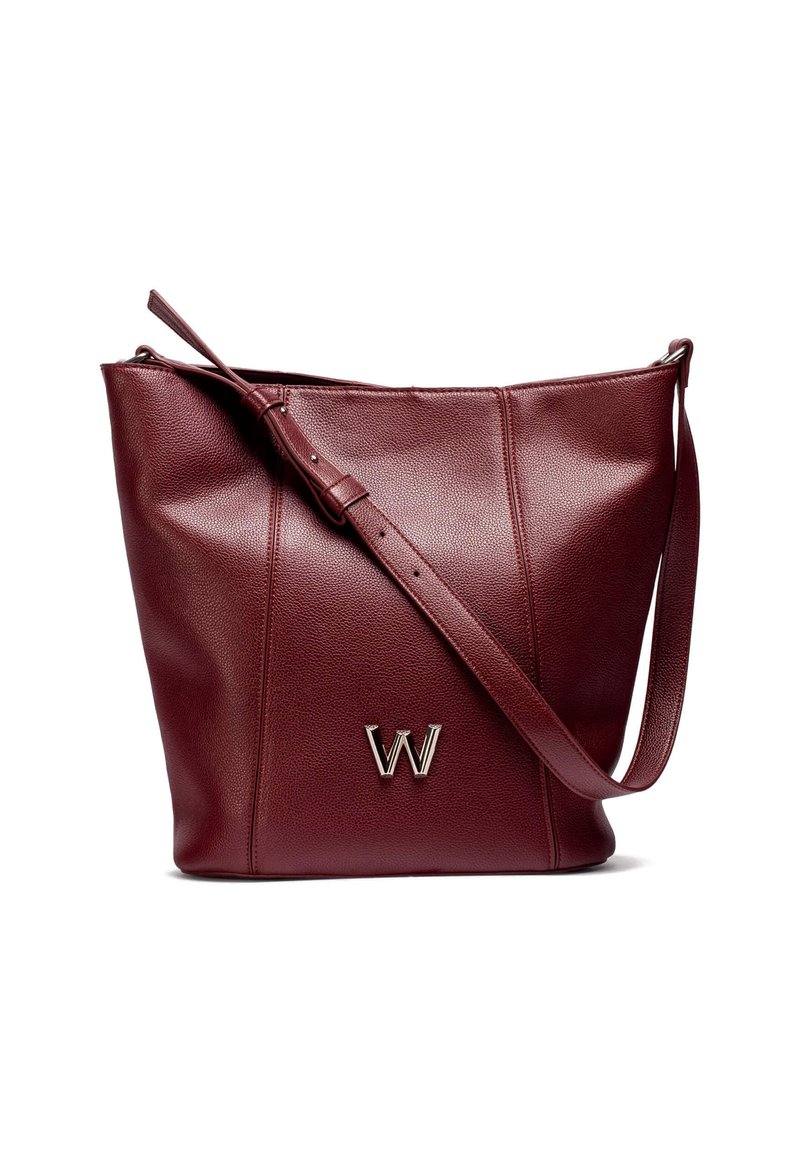 Bolso tote de cuero burdeos con acabado texturizado, que cuenta con un cierre de cremallera en la parte superior y un acento plateado con la "W" en el frente. Incluye una correa ajustable.