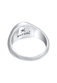 Silberring mit einem glatten, abgerundeten Design und einer polierten Oberfläche. Im Inneren befindet sich ein gravierter Text: "Kuzzoí." Schlichte und elegante Form.