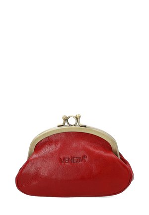 Rotes Leder-Münzgeldbeutel mit einem goldfarbenen Metallrahmen. Verfügt über eine abgerundete Form und ein eingeprägtes Logo auf der Vorderseite. Glatte Oberfläche.