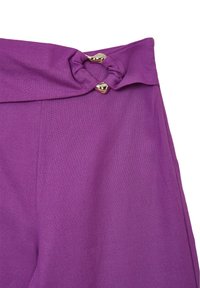 Lila Hochbundhose mit einem geknoteten Design an der Taille und goldfarbenen Hardware-Details. Aus einem glatten, strukturierten Stoff gefertigt.