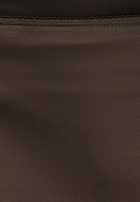Tissu marron, lisse avec un léger éclat et une texture fine, présentant un ourlet cousu en haut. Convient pour des vêtements ou de la tapisserie.
