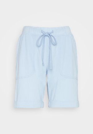 Shorts di cotone azzurro chiaro con vita elastica, cordino, due tasche laterali e risvolti. Texture liscia e design casual.