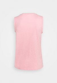 Ärmös topp i mjuk rosa tyg, med spetsdetaljer på axlarna. Avslappnad design med rundad halsringning och lös passform.