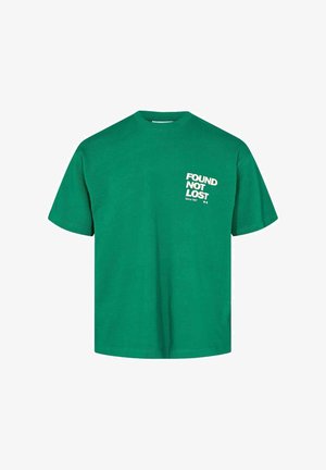Groen T-shirt met korte mouwen en witte tekst "FOUND NOT LOST Since 1987" gedrukt op de linkerborst.